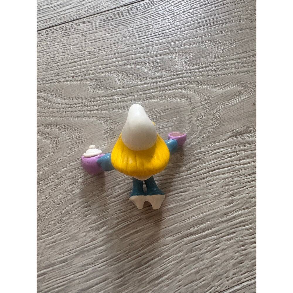 Vintage 80s Smurf Smurfette Toy Figure Pink Apron Purple Teapot Cup - Picture 4 of 5